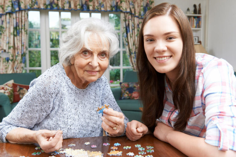 Avail Senior Living | Senior and her granddaughter doing a puzzle